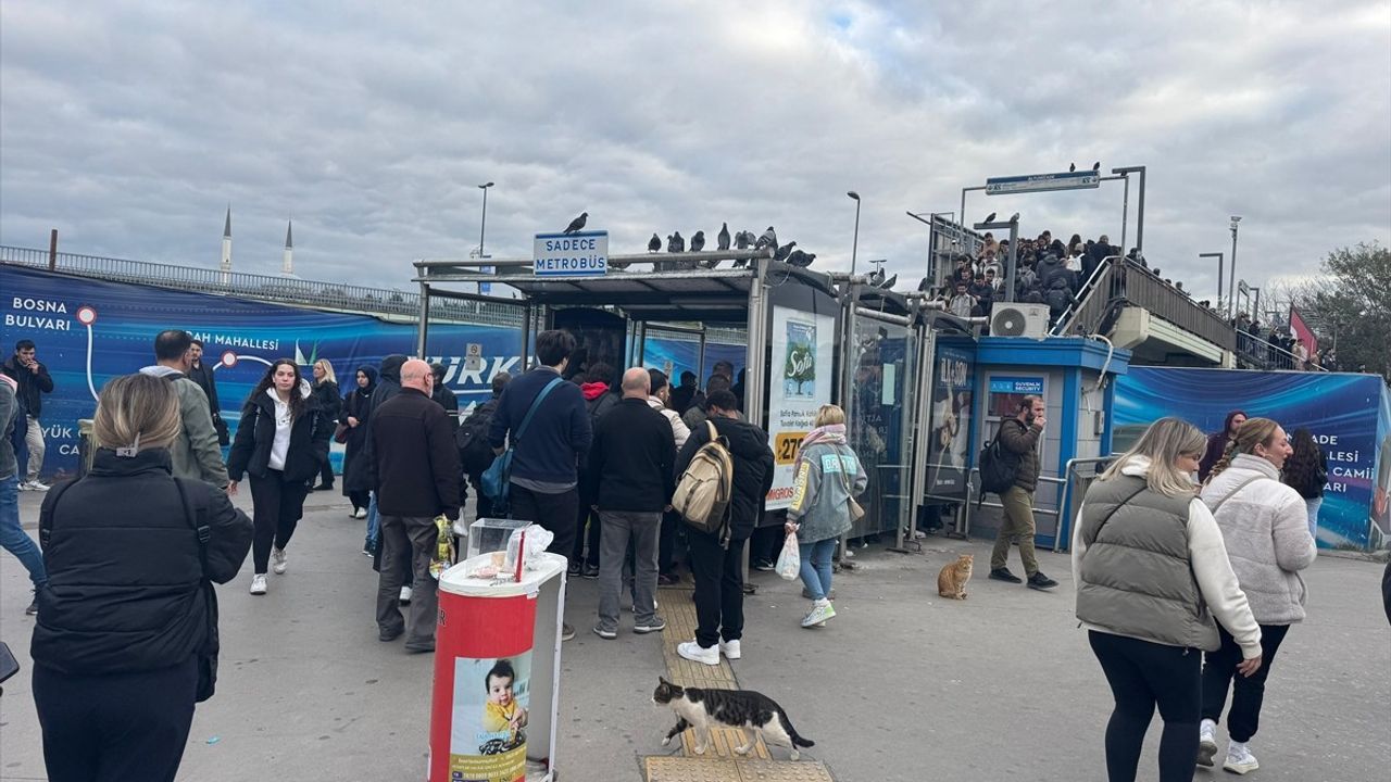 Üsküdar-Samandıra Metro Hattı'nda Arıza Nedeniyle Yoğunluk Oluştu