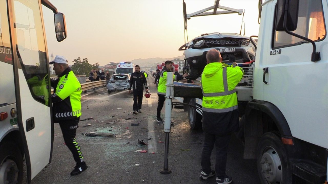 Yalova'da Zincirleme Trafik Kazası: 4 Yaralı