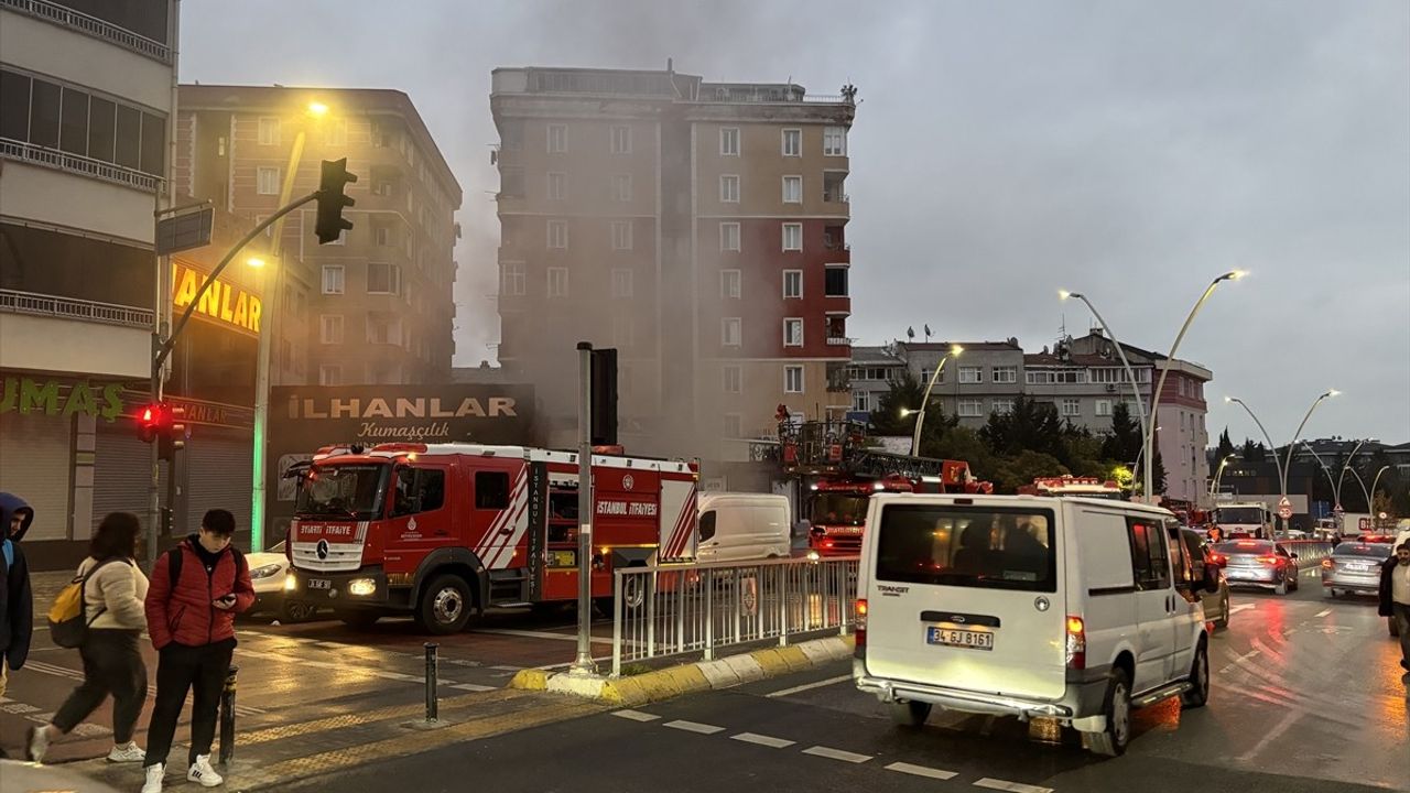 Zeytinburnu'nda Tekstil Deposunda Yangın Çıktı