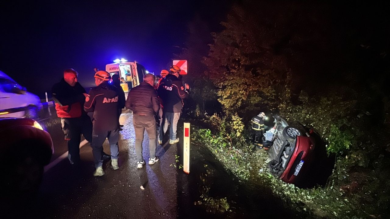 Zonguldak'ta Su Kanalına Devrilen Otomobilde 4 Yaralı