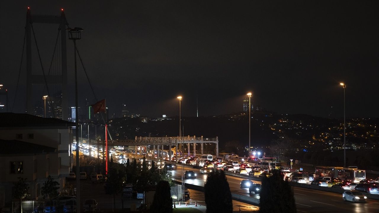 15 Temmuz Şehitler Köprüsü'nde Araç Yangını İle Trafik Durdu