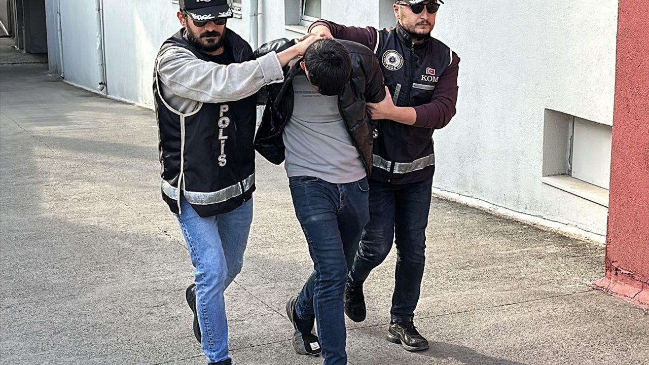 Adana'da Durdurulan Araçta 50 Ruhsatsız Tabanca Yakalandı