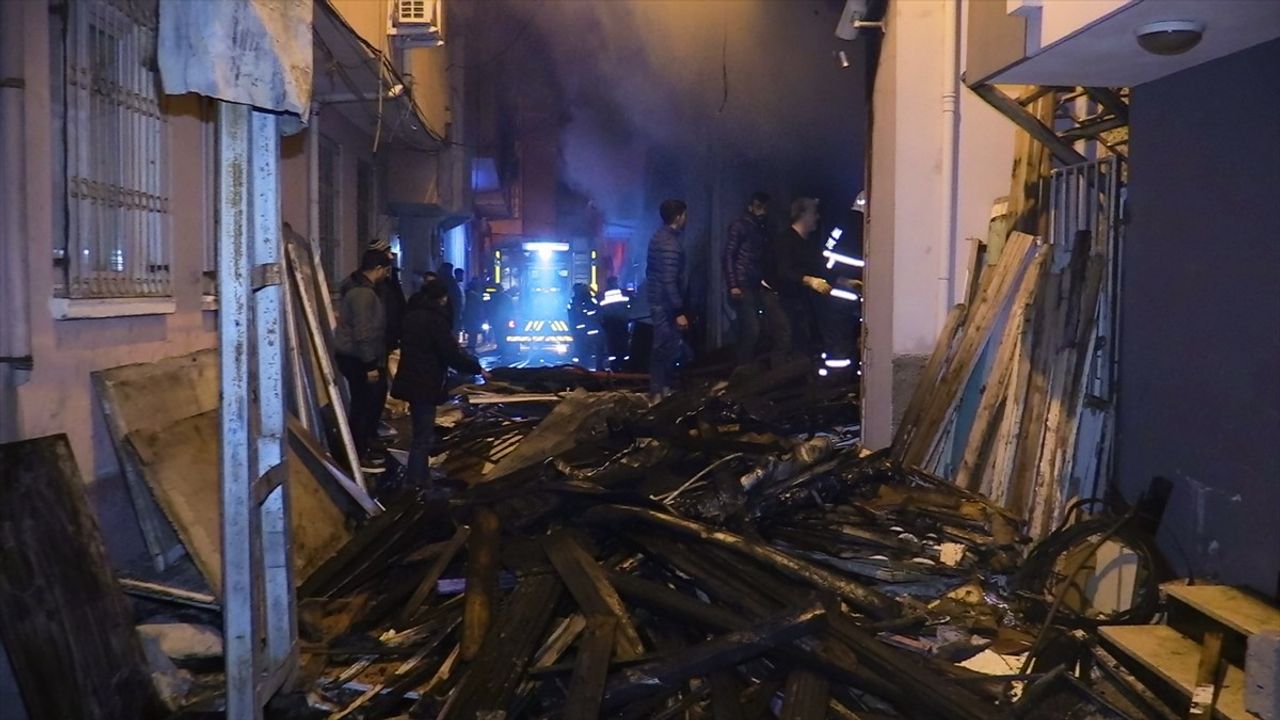 Adana'da Hurda Deposunda Yangın: 5 Kişi Hastaneye Kaldırıldı