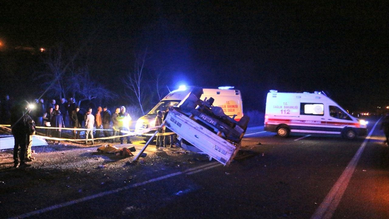 Adana'da Kamyonet Kazası: 1 Ölü, 2 Yaralı