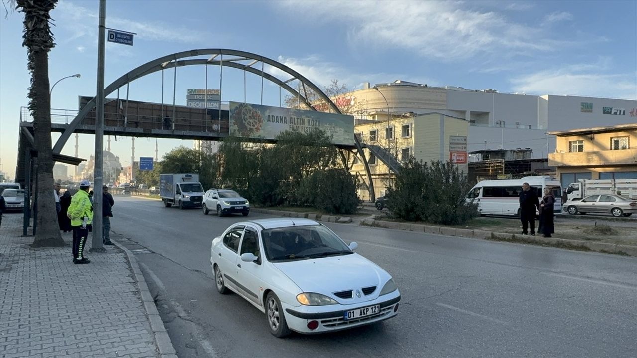Adana'da Üst Geçidi Kullanmayı İhmal Eden 23 Yaya Cezalandırıldı