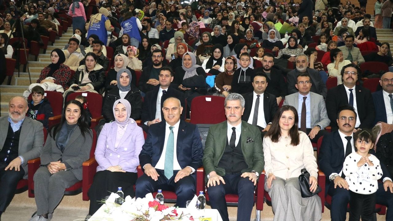 Ağrı'daki Genç Yetenekler Müzik Yarışmasında Performans Sergiledi