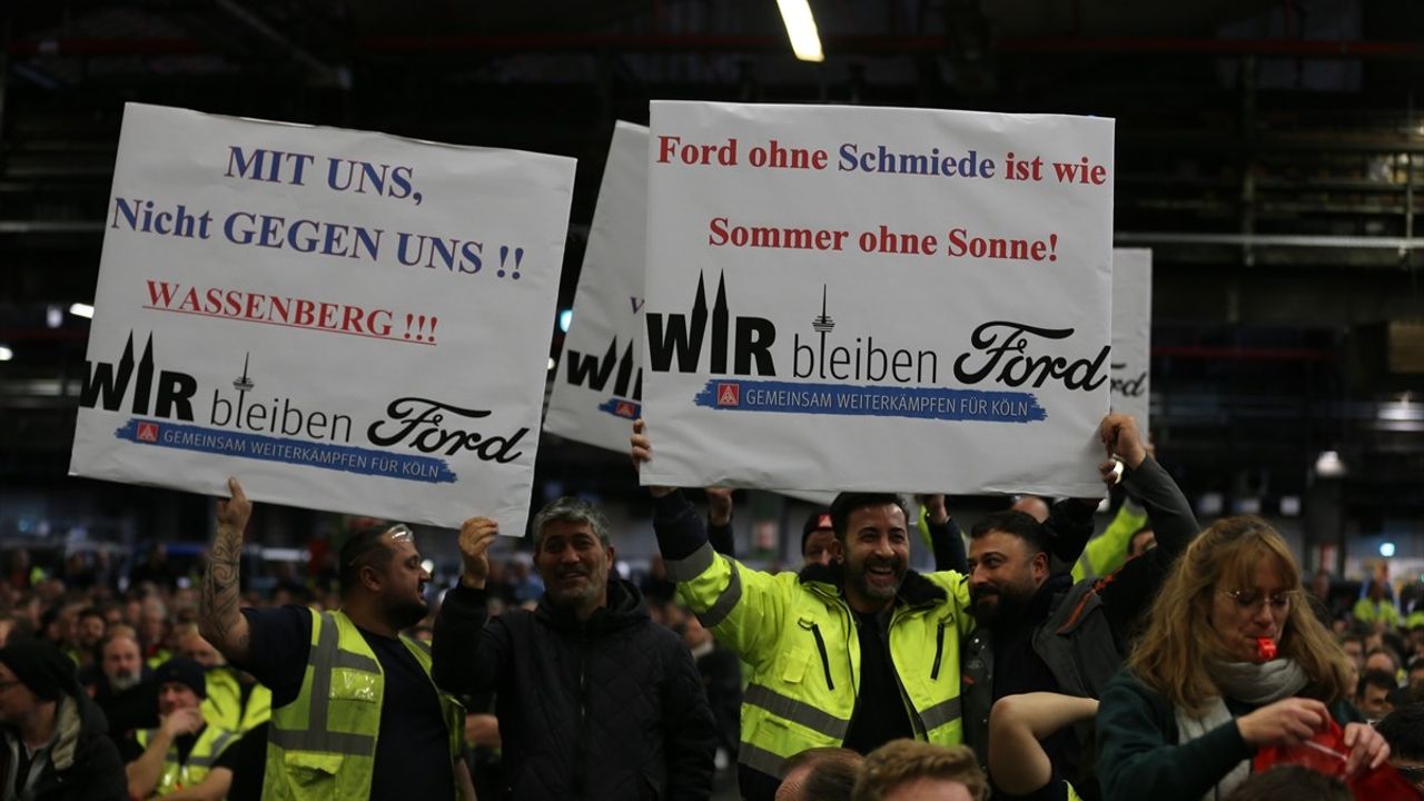 Almanya Başbakanı Scholz'dan Ford Fabrikasına Ziyaret