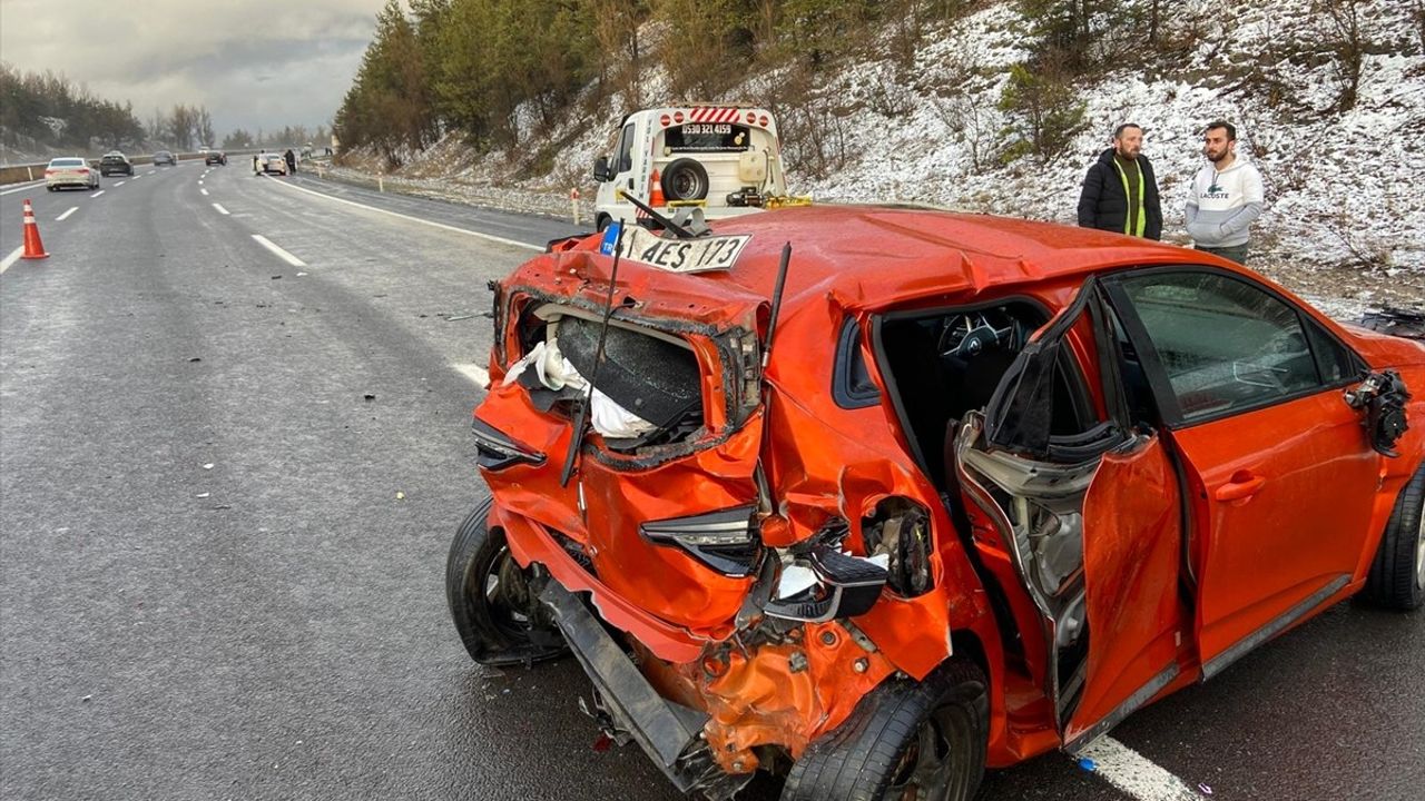 Anadolu Otoyolu'nda Trafik Kazası: 1 Ölü, 4 Yaralı