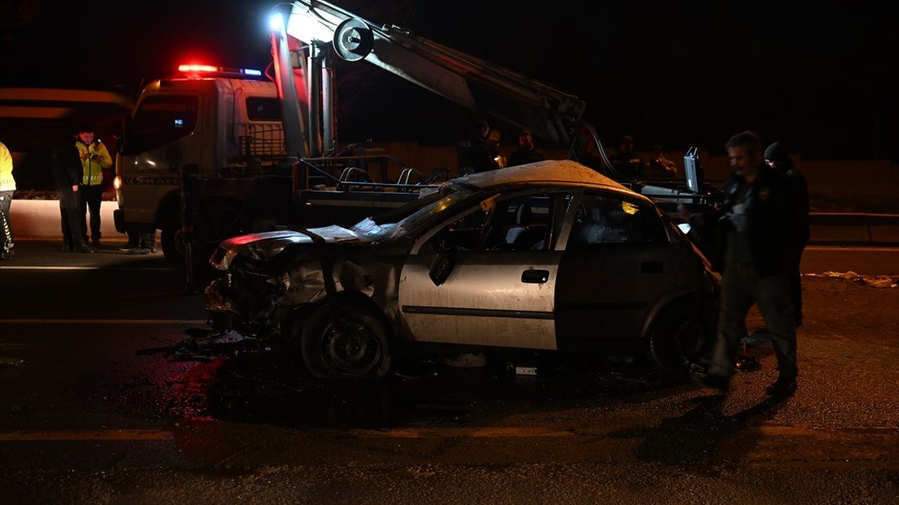 Ankara'da Otomobil Kazası: 1 Ölü, 2 Yaralı