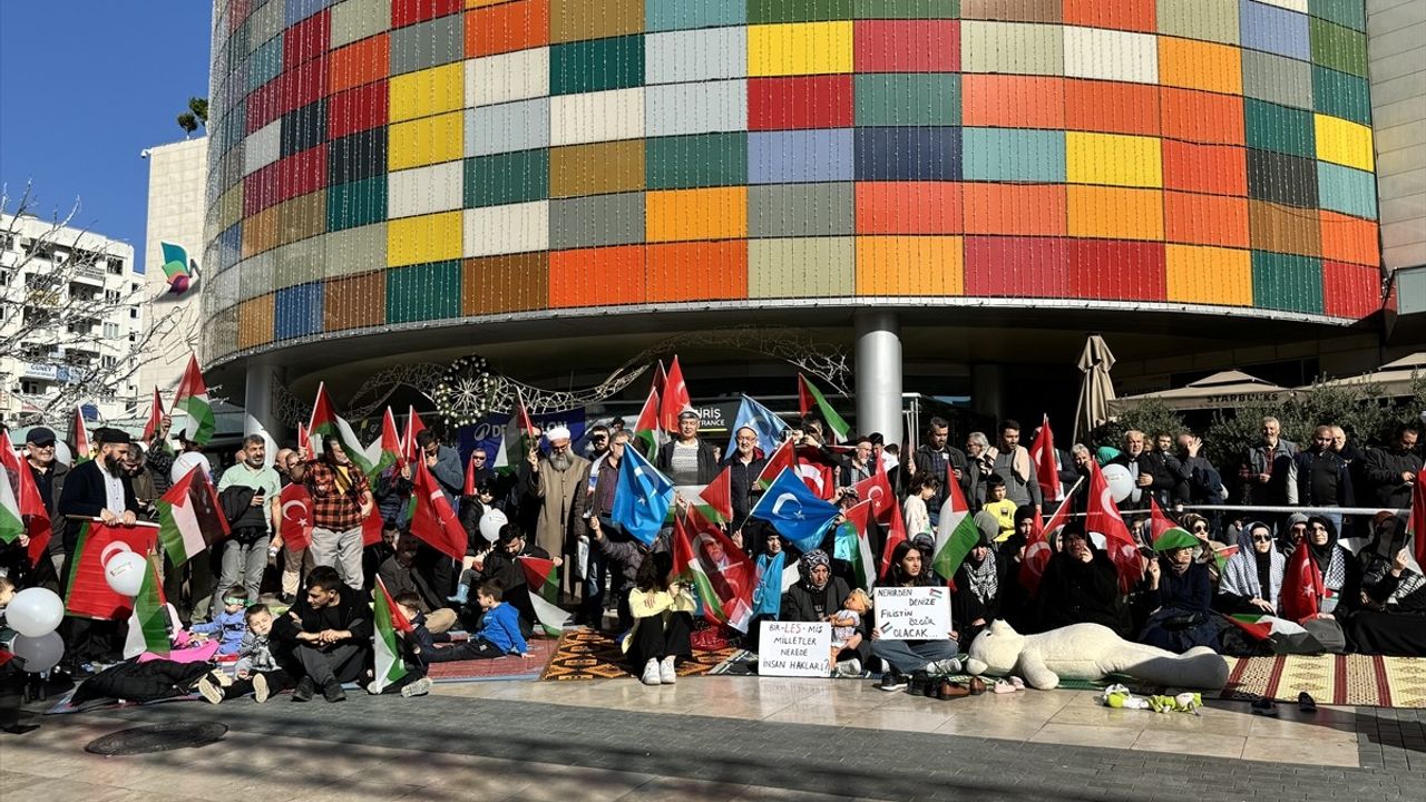 Antalya'da Dünya Şehit Çocuklar Günü'nde İsrail Protestosu