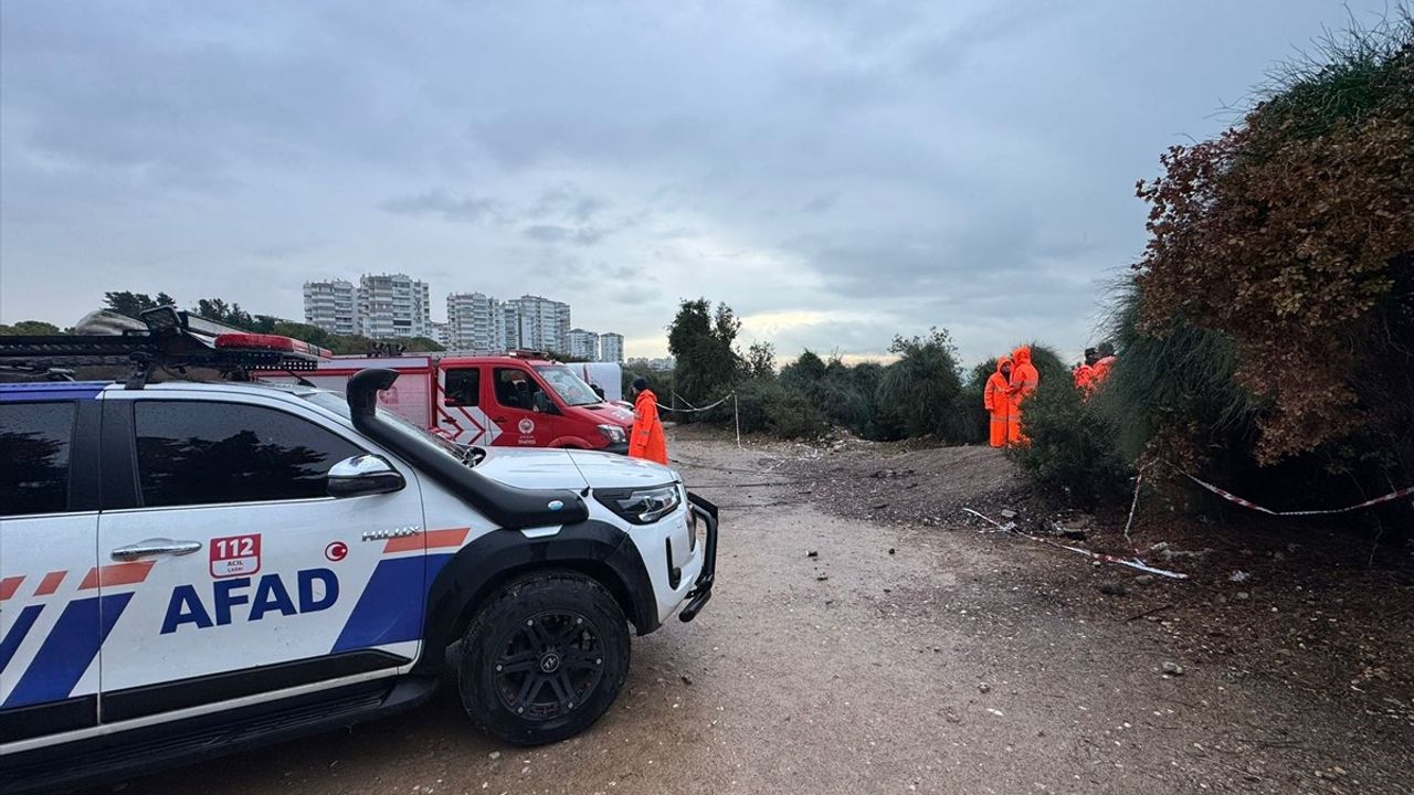 Antalya'da Falezlerden Denize Düşen Kişi İçin Arama Çalışmaları Devam Ediyor