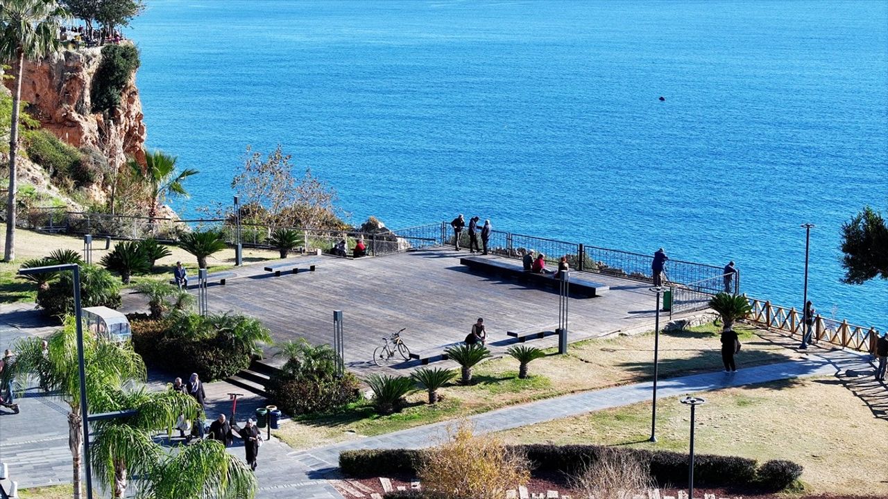 Antalya'da Kış Güzelliği ve Yaz Keyfi Bir Arada