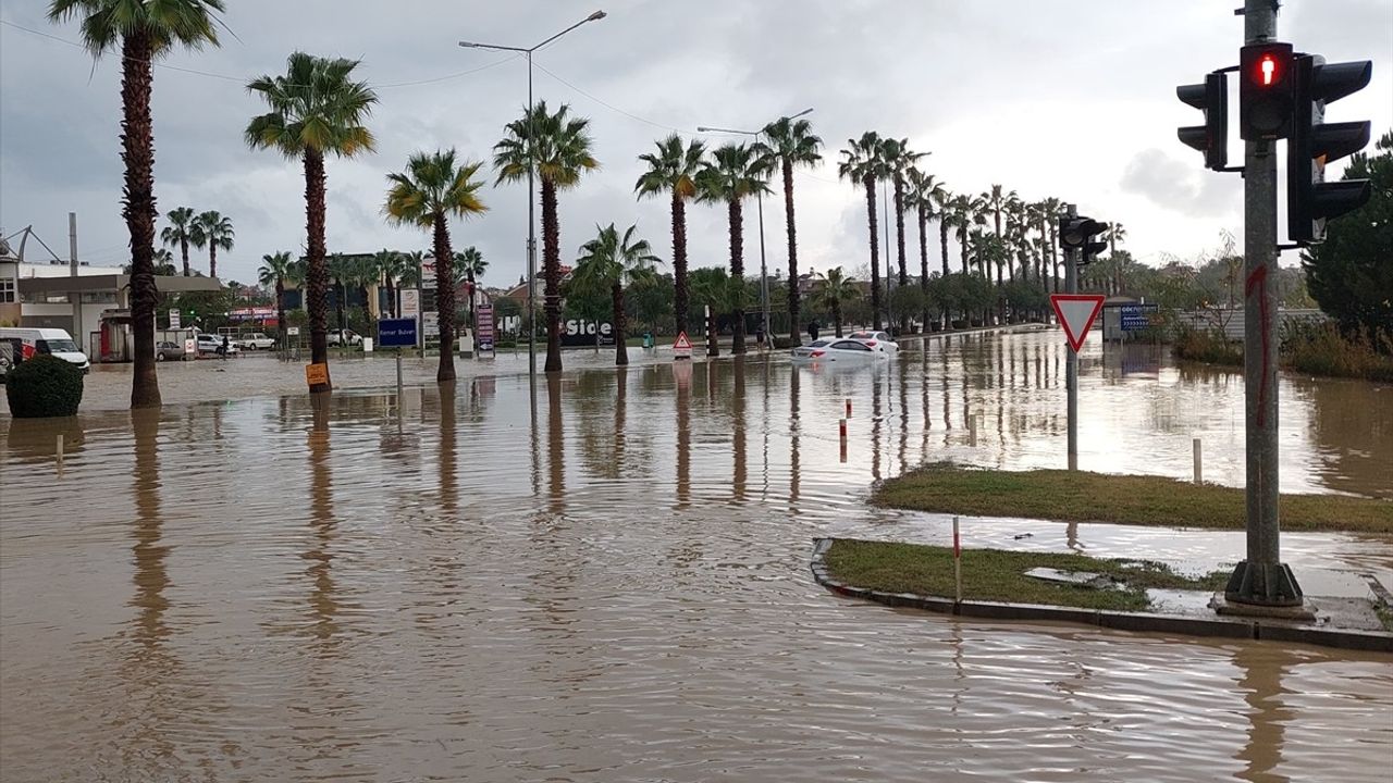 Antalya'da Şiddetli Yağış Yaşamı Olumsuz Etkiledi