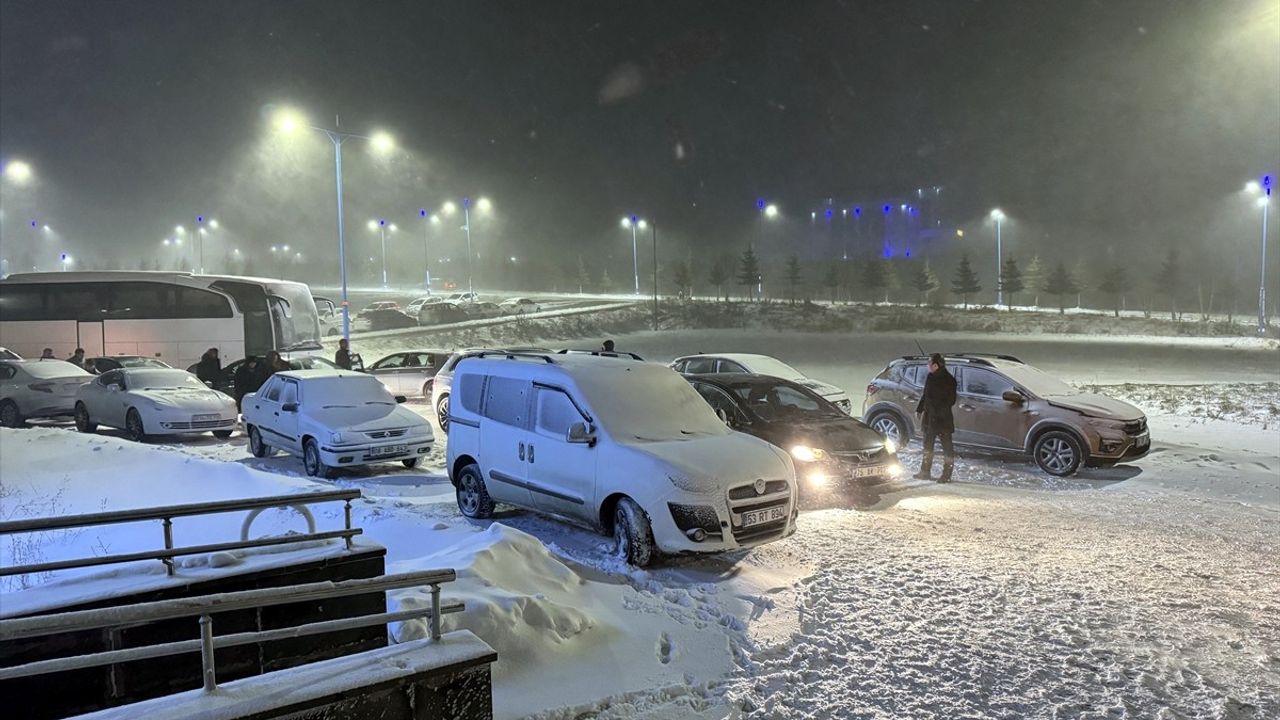 Ardahan'da Kar ve Tipi Nedeniyle Mahsur Kalan 16 Kişi Kurtarıldı