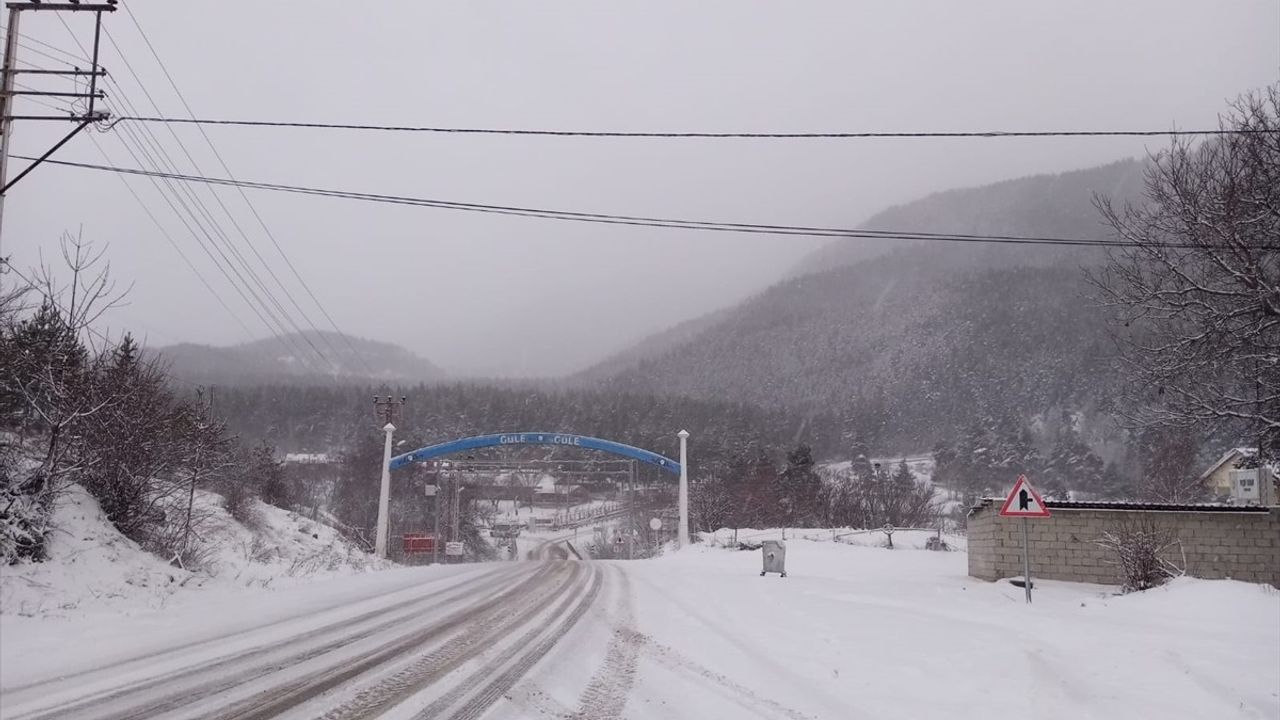 Ardahan'da Kar Yolları Ulaşımı Engelledi