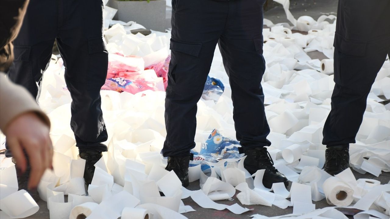 Arnavutluk'ta Üniversite Öğrencileri Protesto Düzenledi