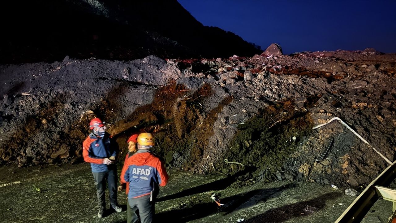Artvin'de Heyelan Sonrası Karadeniz Sahil Yolu Ulaşımına Kapatıldı