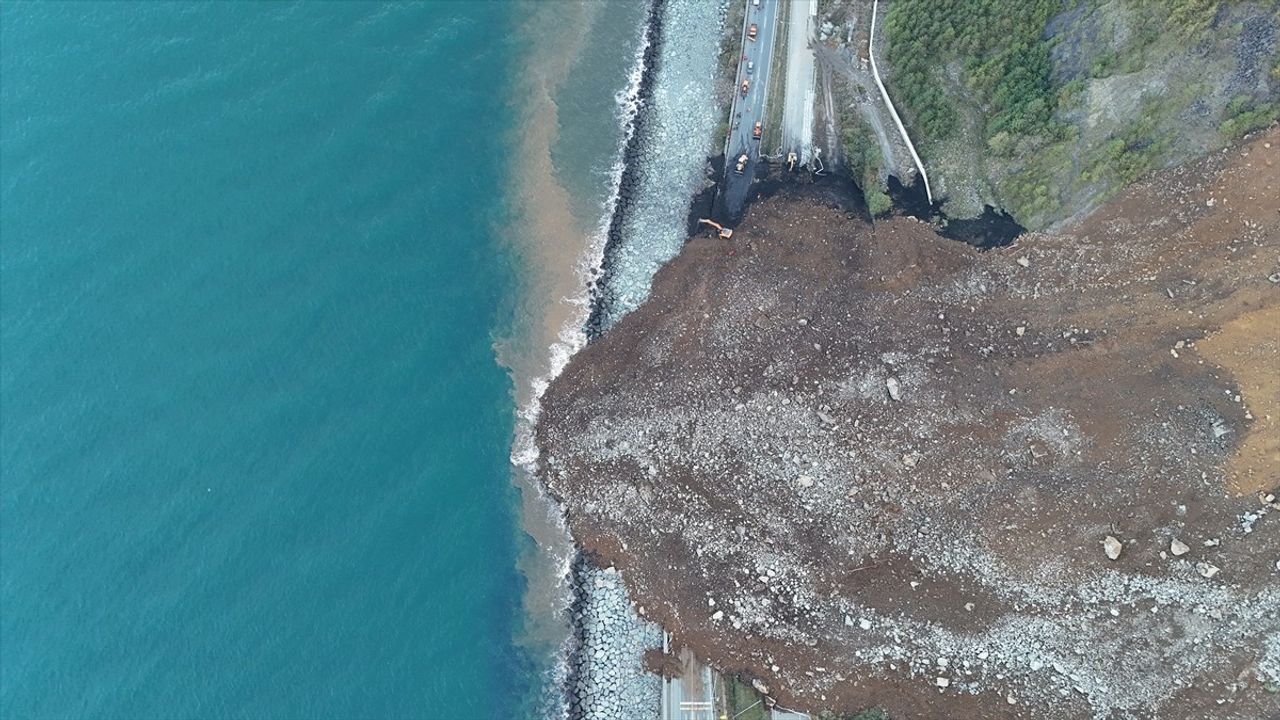 Artvin'de Heyelan Sonucu Karadeniz Sahil Yolu Ulaşıma Kapandı