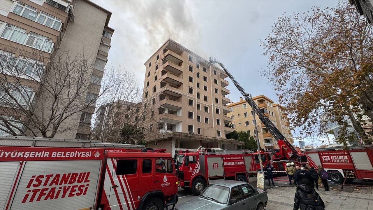Ataşehir'de 7 Katlı Binanın Çatısında Yangın Çıktı