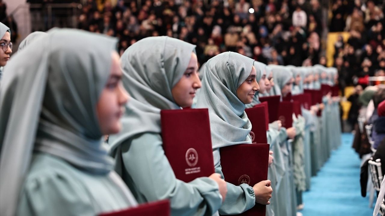 Bağcılar'da Hafızlık Eğitimi Tamamlandı: 182 Kız Öğrenci İcazet Aldı