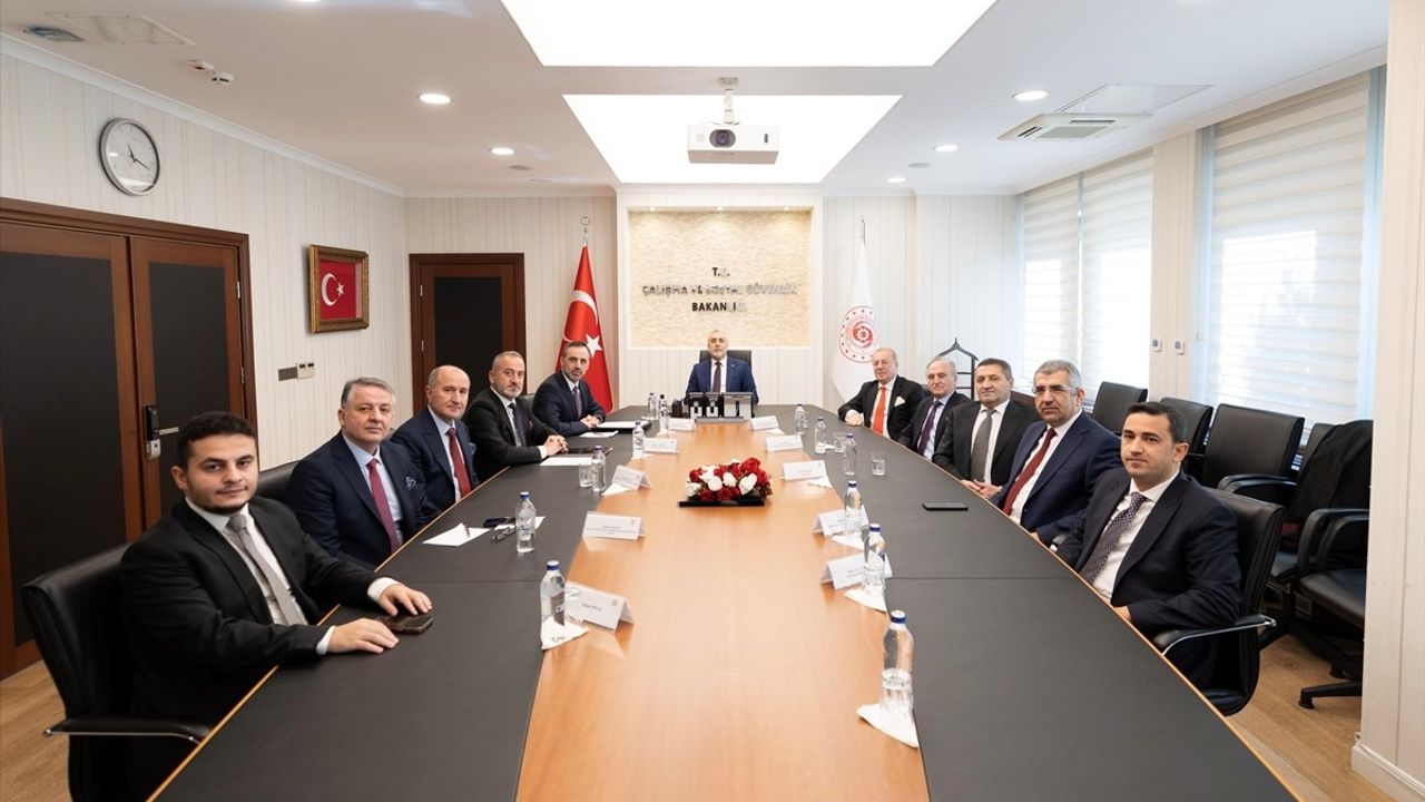 Bakan Işıkhan İsveç Süryani Toplum Temsilcileriyle Buluştu