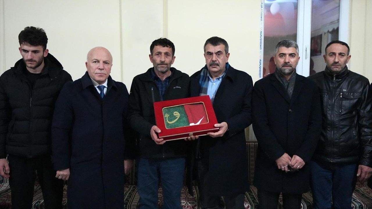 Bakan Tekin'den Şehit Ailesine Taziye Ziyareti