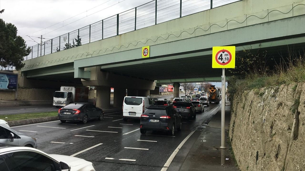 Bakırköy'deki Alt Geçitte Yol Kotunun Düşürülmesi İçin Çalışmalar Başladı