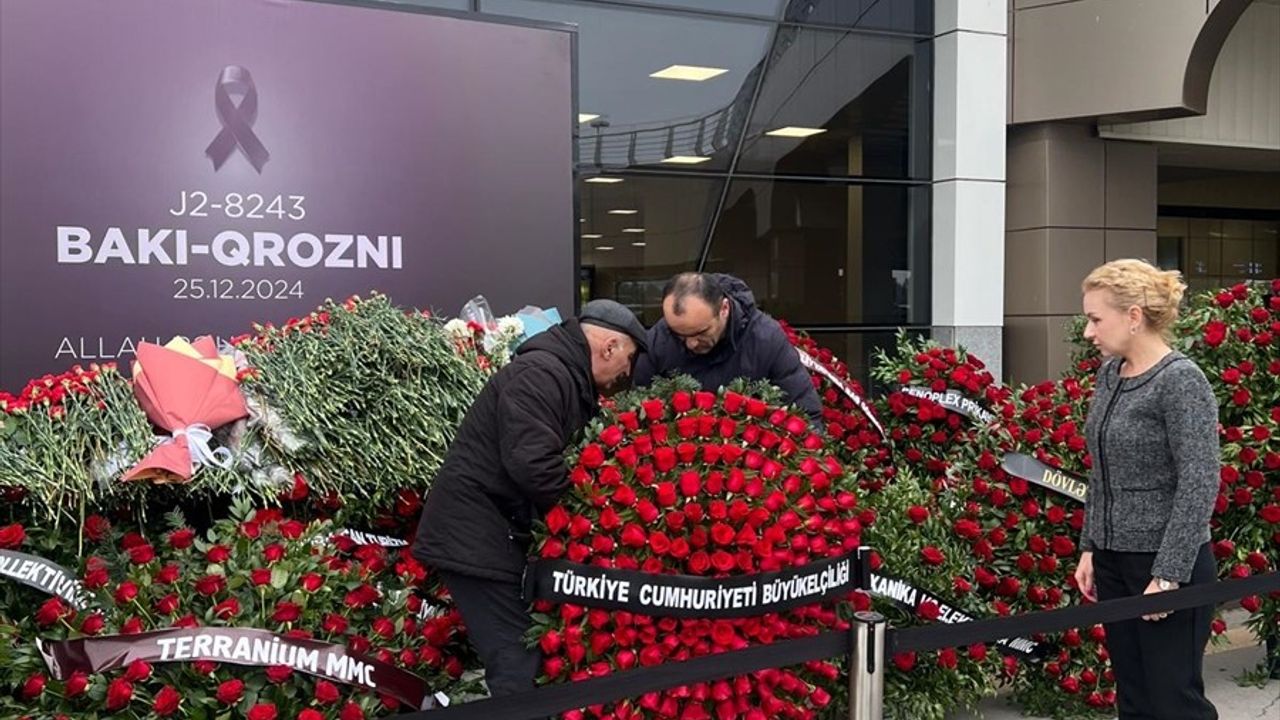 Bakü Büyükelçiliği Uzmanları, Kazakistan'daki Uçak Kazasında Hayatını Kaybedenleri Andı