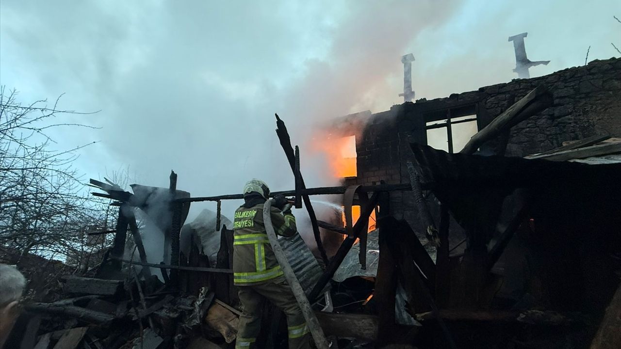 Balıkesir'de 5 Evin Zarar Gördüğü Yangın Söndürüldü