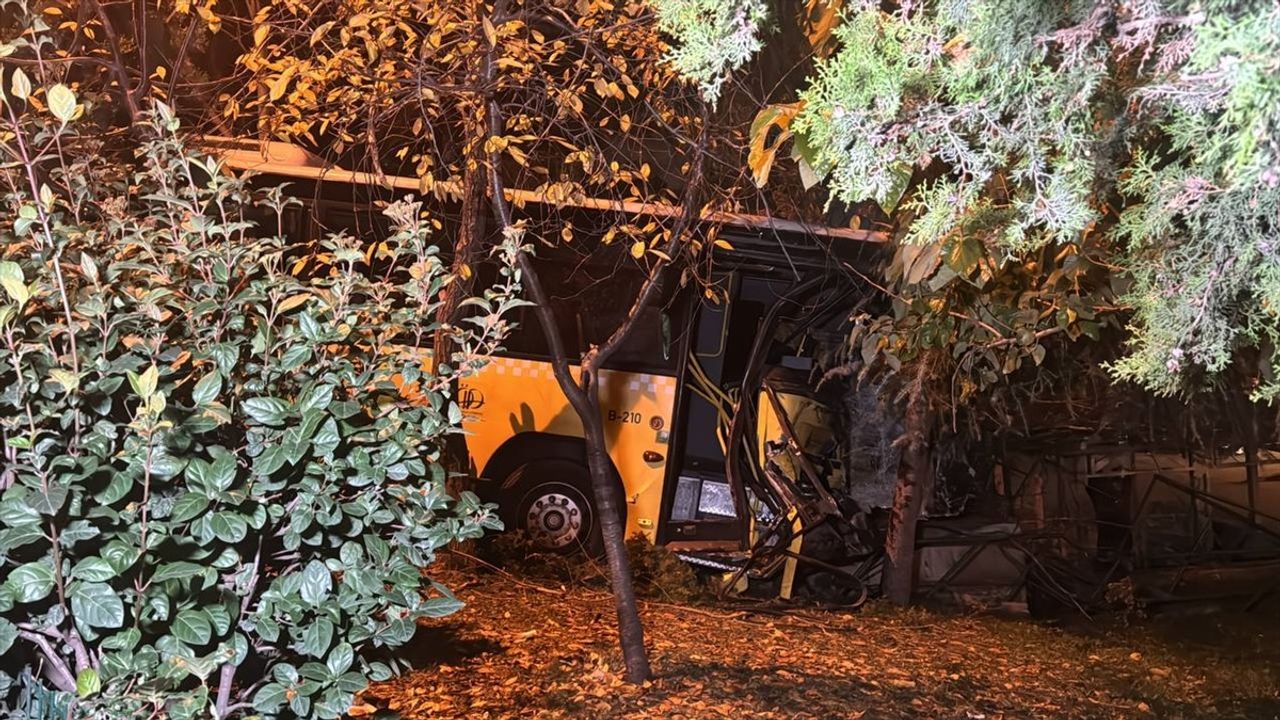Başakşehir'de Özel Halk Otobüsünün Kaza Yaptığı Durum
