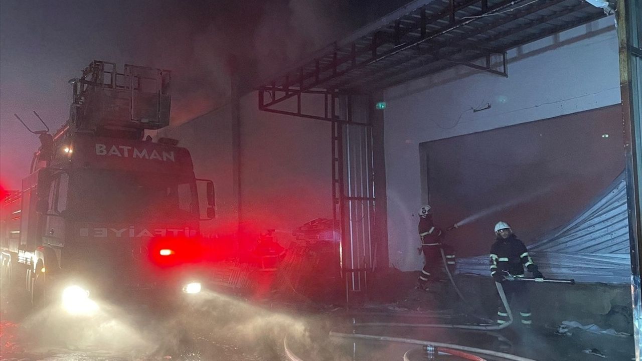 Batman'da Mobilya Fabrikasında Yangın Çıktı