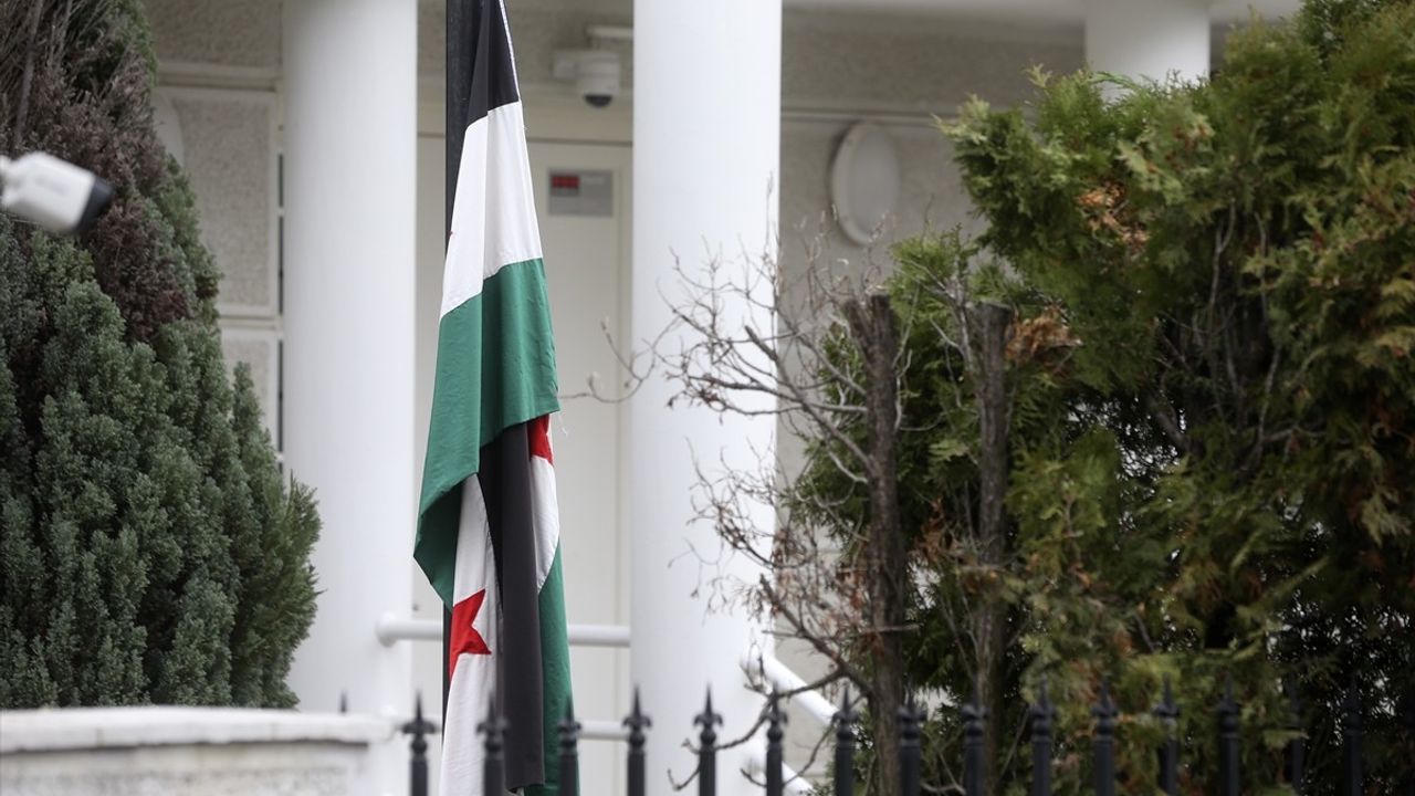 Belgrad'da Suriye Devrimi Bayrağı Yükseldi