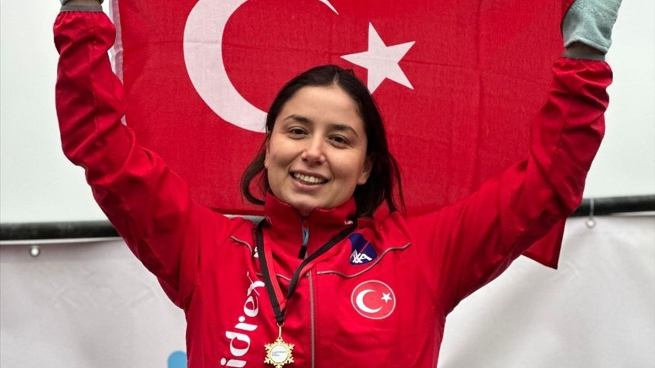 Bengisu Avcı, Uluslararası Buz Yüzme Şampiyonası'nda Altın Madalya Kazandı