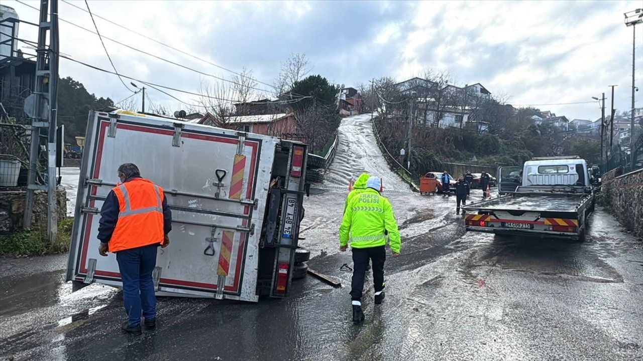 Beykoz'da Gıda Yüklü Kamyonet Devrildi, İki Kişi Yaralandı