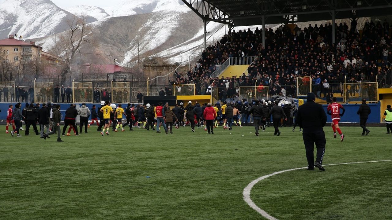 Bitlis'te Amatör Lig Maçında Kavga Çıktı