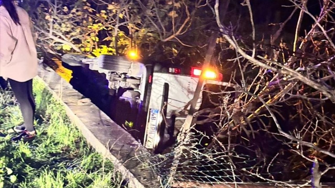 Bodrum'da Devrilen Otomobilde Yaralı Kurtarıldı