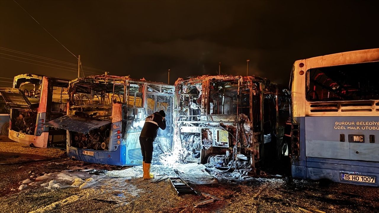 Burdur'da Halk Otobüsleri Yangını: 6 Araç Zarar Gördü