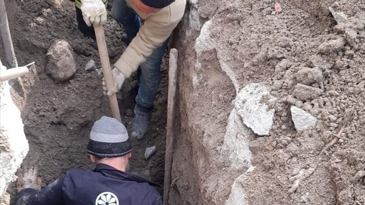 Burdur'da Toprak Altında Kalan İşçi İtfaiye Tarafından Kurtarıldı