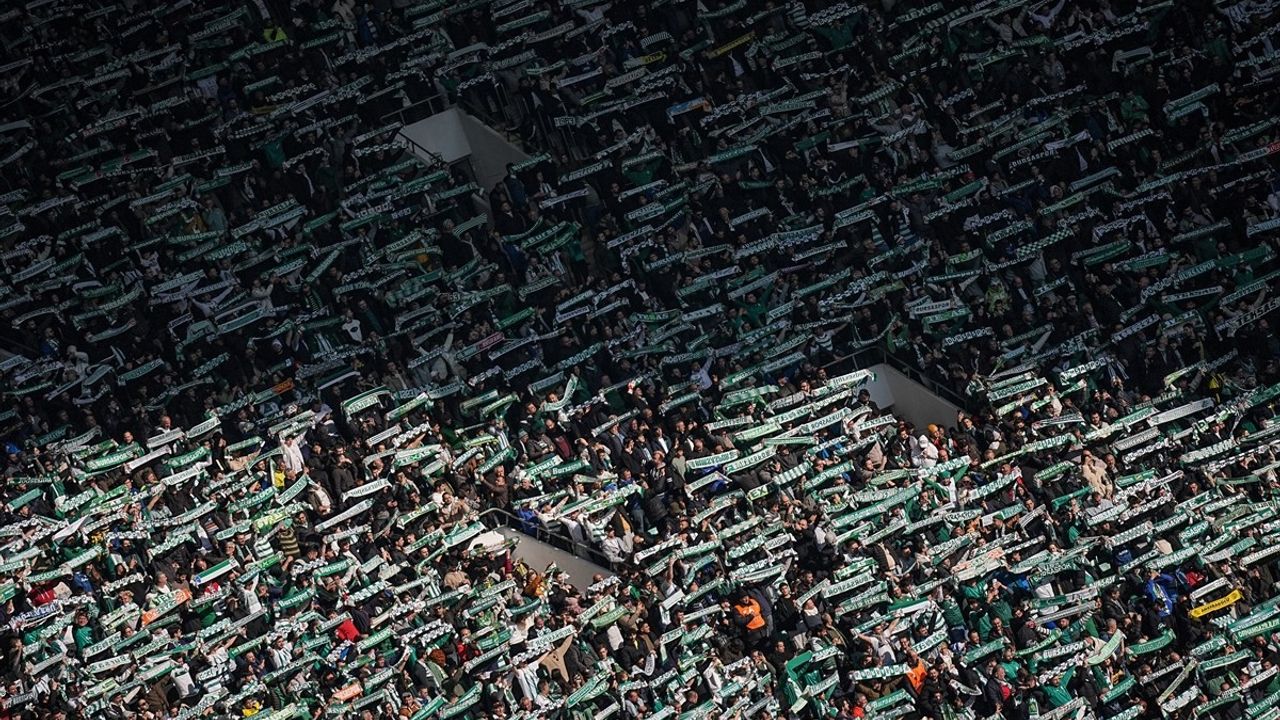 Bursaspor-Karşıyaka Maçında Taraftar Coşkusu