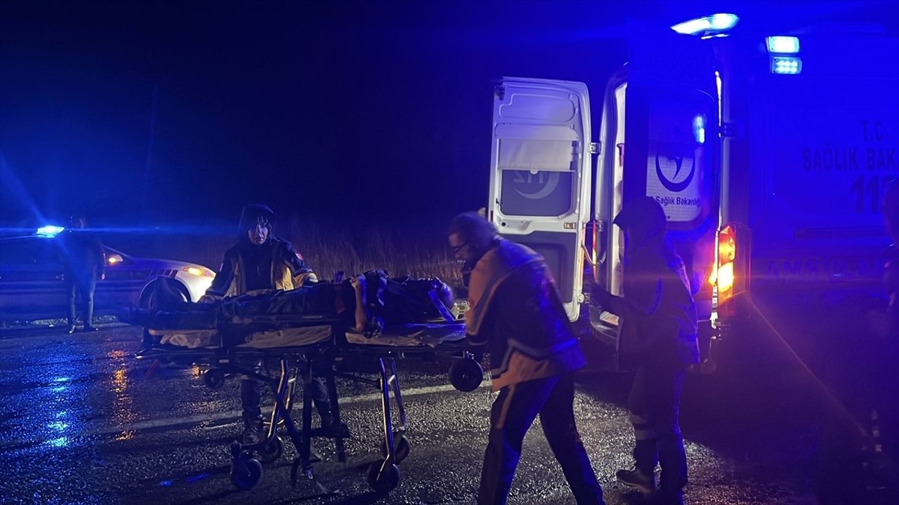 Çanakkale'de İşçi Servisi ile Otomobil Çarpıştı: 4 Yaralı