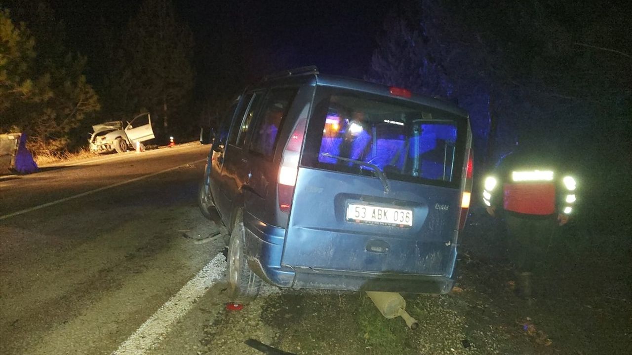 Çanakkale Yenice'de Otomobil ve Hafif Ticari Araç Çarpıştı: 1 Ölü, 2 Yaralı