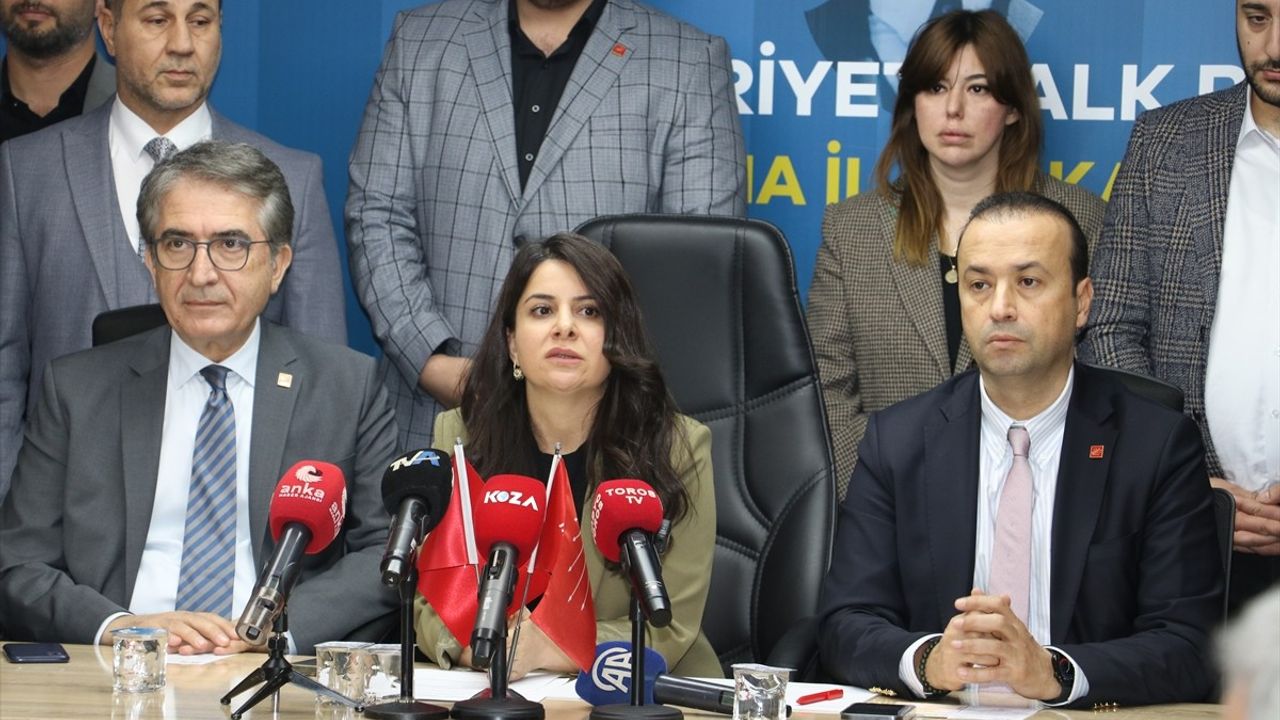 CHP Genel Başkan Yardımcıları Adana'da Basın Toplantısı Düzenledi