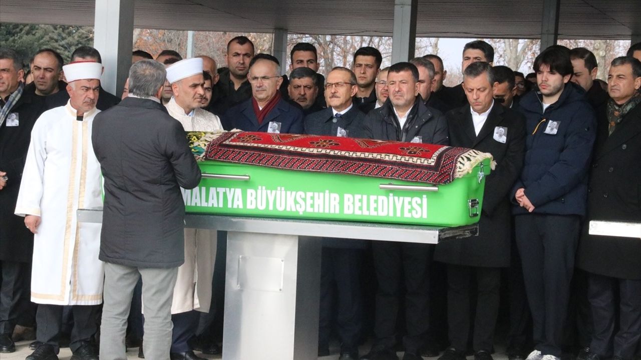 CHP Genel Başkanı Özgür Özel, Veli Ağbaba'nın Babasının Cenaze Törensine Katıldı