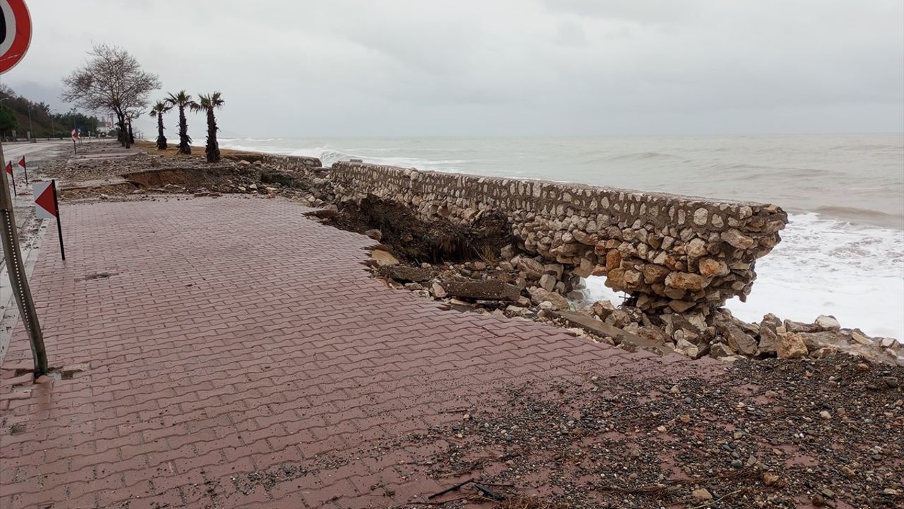 Cide'de Fırtına Dalgaları Sahil Yolunu Vurdu