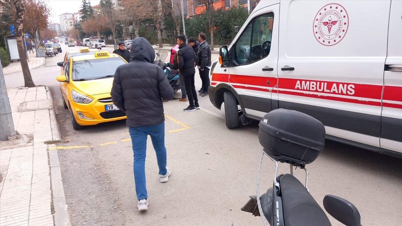 Çorum'da Motosikletin Yaya Çarpması Sonucu 2 Yaralı