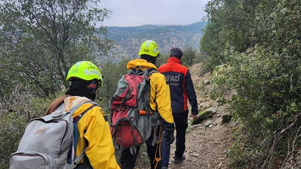 Denizli'de Kayalıkta Mahsur Kalan Keçi Kurtarıldı