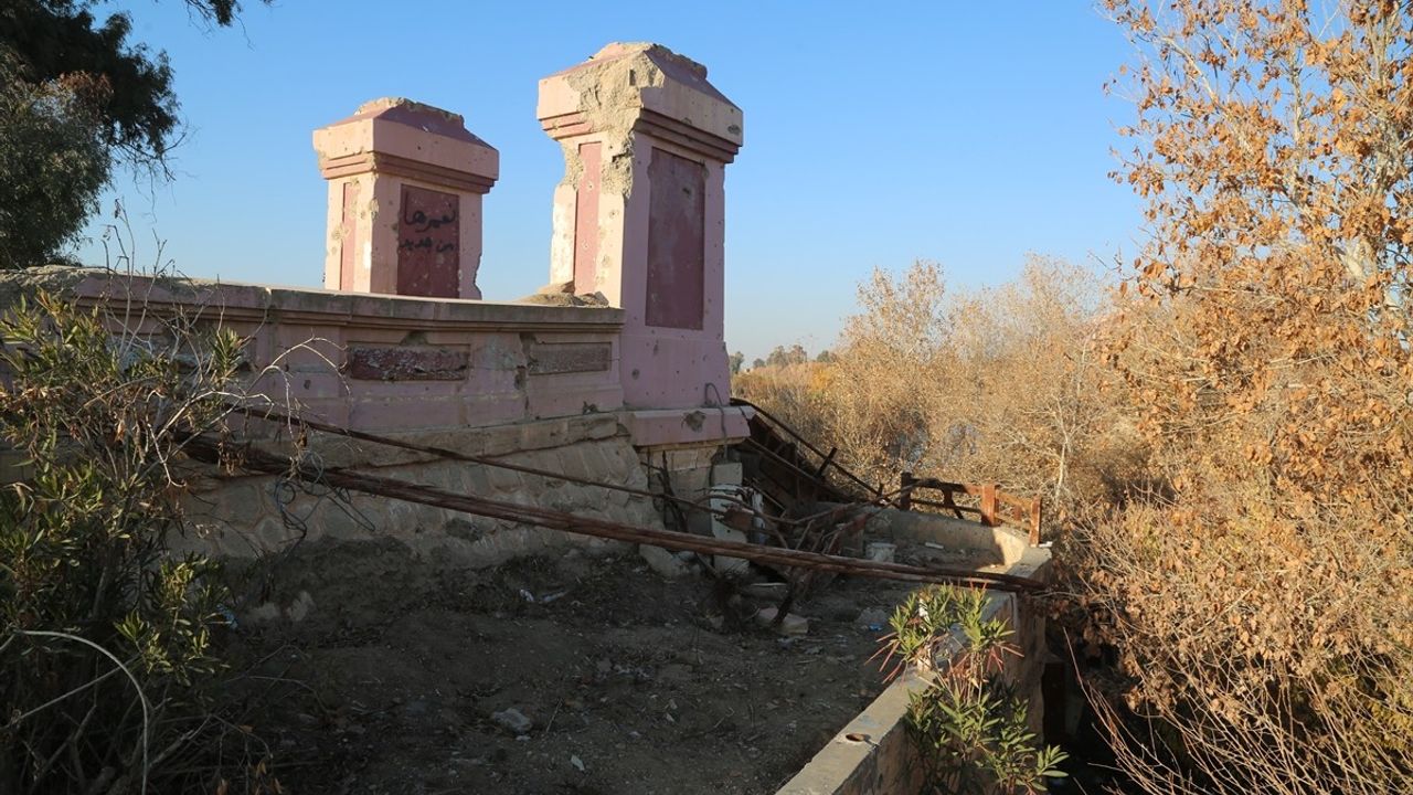 Deyrizor'da Köprülerin Durumu: İzole Edilmiş İki Yakayı Gözler Önüne Seren Görüntüler