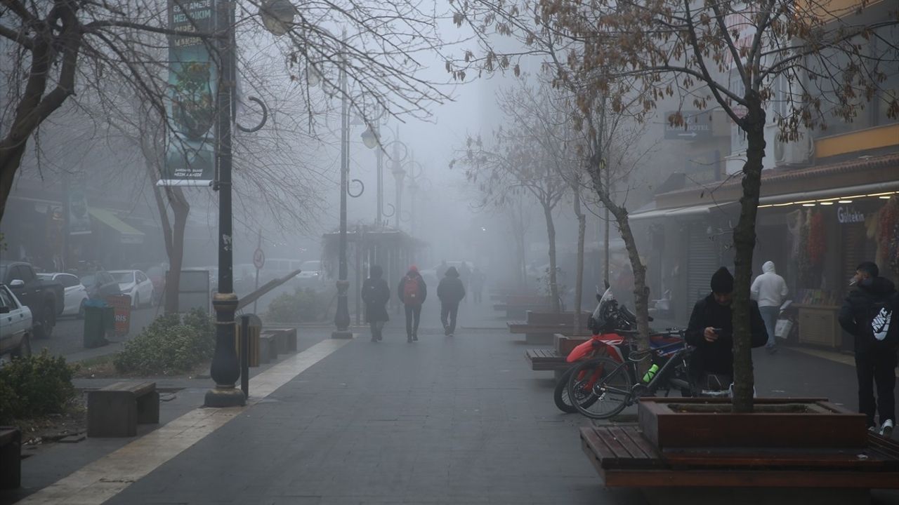 Diyarbakır'da Sis Görüş Mesafesini Düşürdü