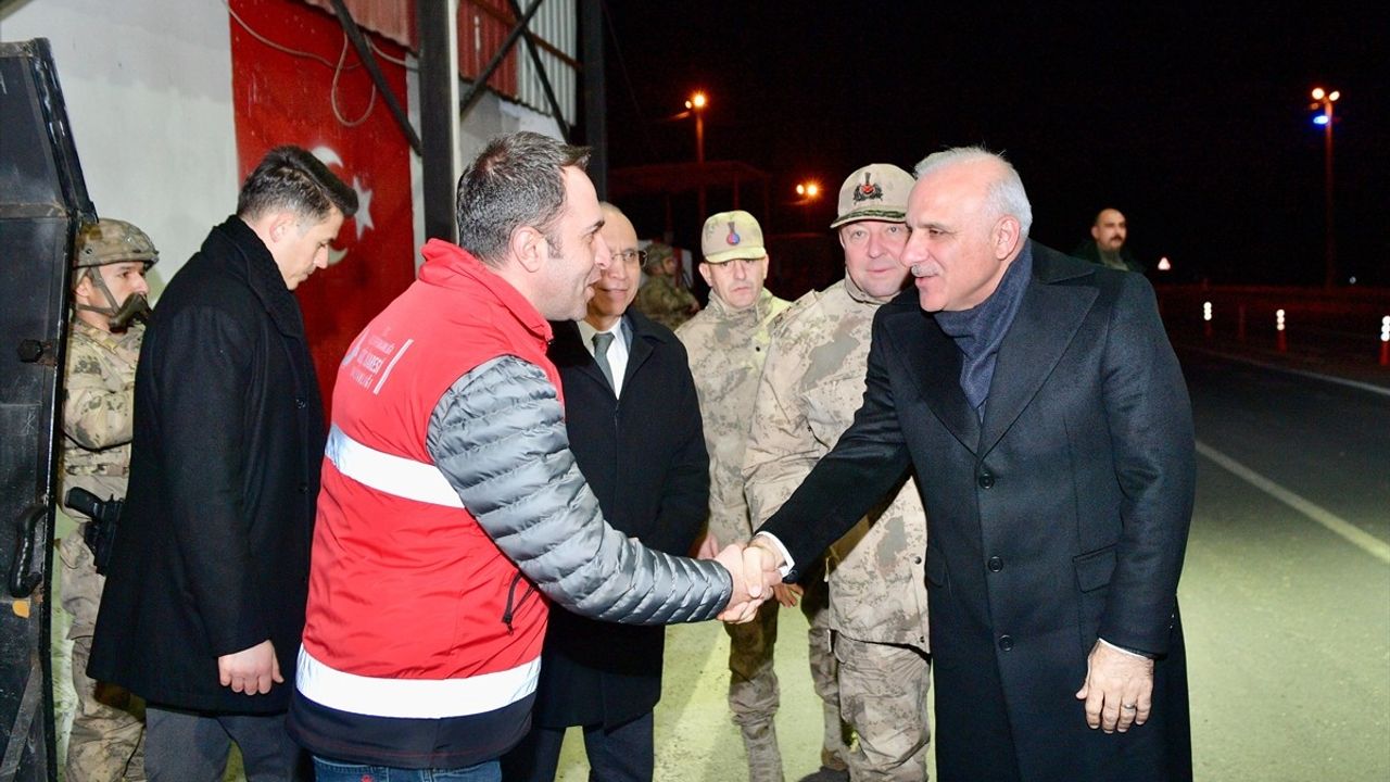 Diyarbakır Valisi Zorluoğlu, Güvenlik Güçlerine Ziyaret Yaparak Yeni Yılı Kutladı