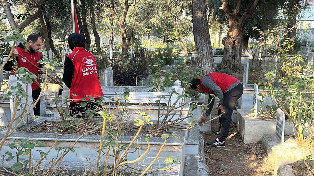 Dörtyol'da Gençler Mezarlık Temizliği Yaparak Anma Etkinliği Düzenledi